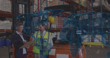 Depo çalışanları verileri incelerken üst üste yükleme forklift ve raflar kullanarak hisseleri gözden geçiriyorlar. Lojistik, tedarik zinciri, otomasyon, analitik, endüstri, verimlilik, teknoloji