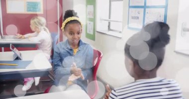 Saç bandı kızı işaret dili alıştırmasına başlamak için el çırpıyor. Animasyon simgeleri de öğrenmeyi yönlendiriyor. Öğrenme, arkadaşlık, iletişim, çeşitlilik, eğitim, yaratıcılık, farkındalık