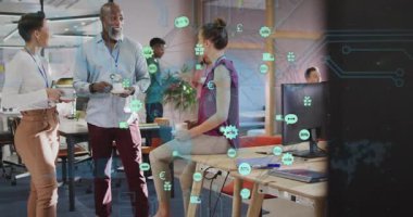 Olgun adam elinde kupa tutuyor, ekibe katılıyor, proje tartışması sırasında animasyon verileri üst üste yerleştiriliyor. İşbirliği, takım çalışması, dijital arayüz, modern çalışma alanı, profesyonel çevre, yenilik, iletişim