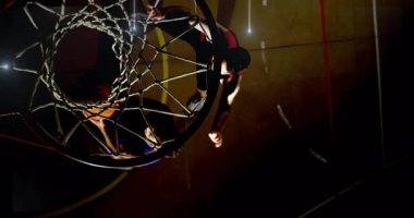 Çömelmiş kırmızı ve mavi oyuncular çemberin altına atladıktan sonra Smaç smaçlarını izlettiler. Sporcular, rekabet, dinamik, eylem, spor, dijital grafikler, yüksek enerji