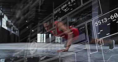 Spor salonunda dambıl şınav çekmeye başlayan erkek sporcu holografik veri izleme formu üretiyor. Güç, eğitim, teknoloji, fitness, dayanıklılık, yenilik, egzersiz