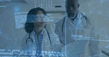 Doktorlar tıbbi veri örtüsünü, kadın işaret tabletini, grafik oluşturan erkek tıkırtısını inceliyor. Sağlık, teknoloji, işbirliği, yenilik, dijital, tanı, tıbbi