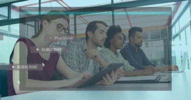 Ekip tıkırtısı tableti sosyal medya UI uyarıları başlatıyor sonra da kod haline geliyor. İşbirliği, teknoloji, işyeri, dijital, iletişim, yenilik, takım çalışması