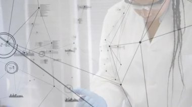 Kadın bilimadamı, pipette odak noktasını ayarlıyor ve laboratuvar testleri için dijital kaplama ile örnekler dağıtıyor. Bilim adamı, araştırma, kesinlik, laboratuvar, deneysel, biyoteknoloji, yenilik