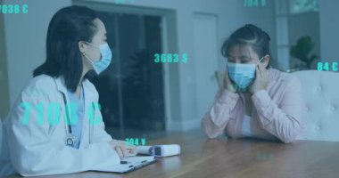 Doktor, hastanın baş ağrısını tanıya yardımcı olan animasyon verileriyle tanımlarken nabız oksimetresi takıyor. Tıbbi danışma, sağlık, teletıp, dijital sağlık, klinik muayene, profesyonel, teşhis araçları