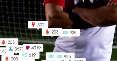 Kaledeki futbolcu, kameranın yukarı doğru dönerek sosyal medya simgelerinin yüz etrafında toplanmasını sağlıyor. Atletik, spor, dijital, teknoloji, rekabet, eylem, eğlence