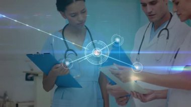 Ağ hasta verilerini görselleştirirken tıbbi ekibin öne eğilmesinden sonra. Sağlık, işbirliği, dijital, analiz, takım çalışması, profesyonellik, yenilik