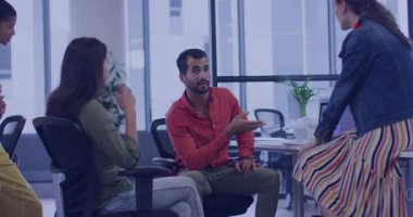 Takım üyeleri kod başlatma akışlarını ve yazılım incelemesi için C + + + 'yı tartışıyor. İşbirliği, teknoloji, yenilik, dijital, çalışma alanı, yaratıcılık, ağ