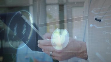 Tıbbi profesyonel tıkırtı tableti ekranı ve bisiklet göstergesi ve pasta grafiği sağlık verilerini izliyor. Teknoloji, sağlık, yenilik, dijital, analiz, tanı, modern