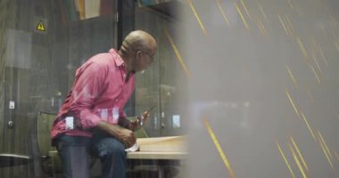 Üst düzey mimar, akıllı telefon kullanarak belirli blok yerleştirme için modelin üzerinde animasyon kaplamasını etkinleştiriyor. İşbirliği, yenilik, şehircilik, modernlik, takım çalışması, tasarım, teknoloji