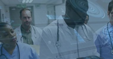 Kıdemli doktor tablet ekranı tıklatıyor ve hasta incelemesi için hemşire gözlem tablosu olarak dönüşümlü taramalar yapıyor. Tıbbi, takım çalışması, sağlık hizmeti, yenilik, profesyonel, teknoloji, işbirliği