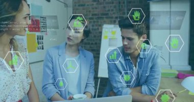 Sürdürülebilirlik sunan, dizüstü bilgisayardaki simgeleri etkinleştiren, planlama için veri araştırması yapan bir kadın. İşbirliği, takım çalışması, yenilik, veri analizi, çevre, modern ofis, beyin fırtınası