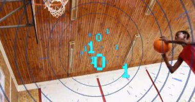 Genç çocuk spor salonuna giriyor ve smaç basıyor. Teknik ekip top yörüngesini antrenman için örtüyor. Spor, atletizm, takım, rekabet, dijital, teknoloji, gençlik