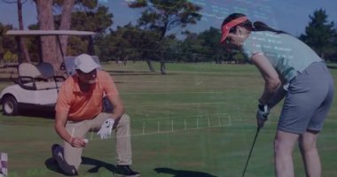 Golf hocası deliğe doğru eğiliyor. Öğrenci vuruşlarını yönlendiren yüzdelerle şebeke çiziyor. Spor, koçluk, analiz, teknoloji, kesinlik, strateji, eğitim