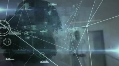 Klinikte duran bir kadın, teşhis için veri örtüsü tarama profilini doktor konuşması olarak etkinleştiriyor. Gelecek, sağlık, analiz, yenilik, teknoloji, profesyonellik, bağlantı