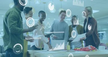 Takım dizüstü bilgisayarı açıyor ve tableti tıkırdatıyor, iş performansı incelemesi için animasyon çizelgeleri oluşturuyor. İşbirliği, takım çalışması, analitik, modernlik, yenilik, iletişim, beyin fırtınası