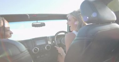 Arıza temizleme, sürücünün tekerleği ayarlamasına ve telefona teknik ekrandan müzik seçmesine neden oluyor. Macera, arkadaşlık, eğlence, canlı, manzara, gençlik, dinamik