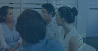 Sunucu tıklama panosu, iş toplantılarında canlandırılmış grafiklerin altını çizmek, büyümeyi vurgulamak. İşbirliği, strateji, yenilik, profesyonel, takım çalışması, analitik, modernite