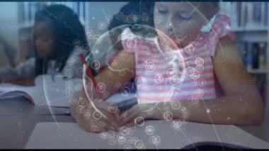 Sınıfta kırmızı kalemle yazan çocuk duraksadıktan sonra kulaklık alıp dinlemeye başlıyor. Çocuklar, eğitim, öğrenme, konsantrasyon, stüdyo, akademik, okuma