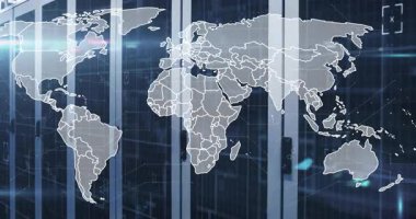 Sunucu raflarının üzerinde beliren, dünya haritasını sabitleyen tarama çizgileri. Teknoloji, ağ oluşturma, veri, altyapı, bağlantı, dijital, geleceksel