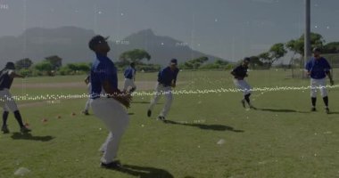 Beyzbol oyuncuları ısınmak için dağların ortasında çimlerin üzerinde turuncu koniler etrafında dolaşmaya başlıyorlar. Sporcular, spor, çeviklik, koordinasyon, eğitim, açık hava, spor