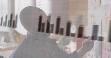 İşletme planlamasında kalemlere uzanıp yapışkan notlar yazan bir adam. İşbirliği, öngörü, strateji, beyin fırtınası, verimlilik, görsel yönetim, modernizasyon