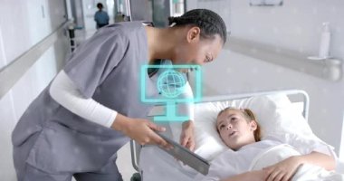 Hemşire tableti itiyor ve ekranı tıkırdatıyor. Holografik ikonlar hasta için sağlık veri akışını gösteriyor. Tıbbi teknoloji, sağlık, dijital arayüz, teletıp, hasta bakımı, yenilik, hastane ortamı