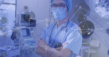 Ağ grafiği veri akışını göstermek için ekranın etrafında kaybolurken doktor ameliyathanede duruyor. Tıbbi, sağlık, teknoloji, yenilik, klinik, tanı, dijital