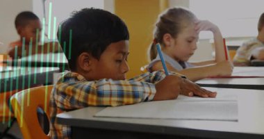 Ön öğrenci sınıfta ödevini yazarken animasyon verileri nabzını örtüyor. Sınıf arkadaşları, eğitim, öğrenim, konsantrasyon, yenilik, modern, eğitim