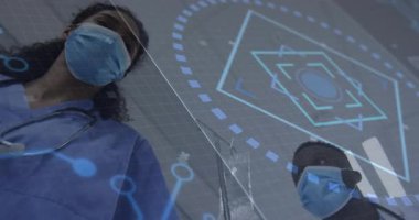 Hemşire ve doktor, hayati göstergelerde azalan tıbbi grafikler olarak serumdan faydalanmayı ayarlıyorlar. Tıbbi, sağlık, fütüristik, teknoloji, işbirliği, tanı, simülasyon