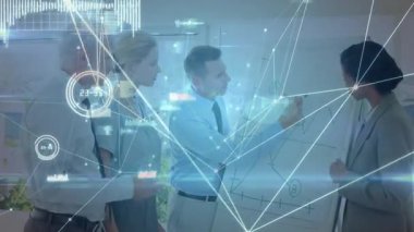 İş sunucusu, grafik üzerinde holografik grafiklerle büyüme gösteren noktalar çizmeye başlıyor. İşbirliği, strateji, analiz, yenilik, iletişim, beyin fırtınası, profesyonellik