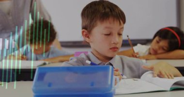 Liseli çocuk ders kitabını açıyor, öğretmeninin gözetiminde sesli kitapla ödev yazıyor. Sınıf, eğitim, öğrenim, öğrenciler, öğretim, öğretim yardımları, akademik