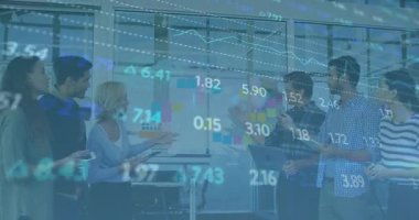 Sunucu işaret tablosu mali analiz ekibinin kafa sallamasına ve geri çekilmesine neden oluyor. İşbirliği, analitik, takım çalışması, veri görselleştirme, yenilik, modern, kurumsal