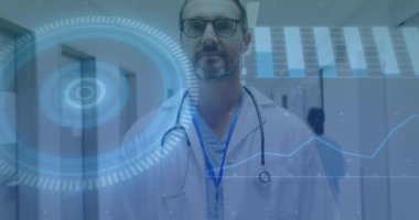 Hastahane koridorunda HUD görüntülemesi animasyon verilerinde kaybolduktan sonra hayati göstergeleri izleyen bir doktor. Tıbbi, teknoloji, geleceksel, sağlık, yenilik, veri, meslek