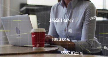 Kadın bilgisayarı açıyor ve rakamlar artarken daktilo yazıyor. Teknoloji masasındaki kahve fincanının etrafında ızgaralar yoğunlaşıyor. Teknoloji, veri, dijital, üretkenlik, modernlik, çalışma alanı, yenilik