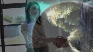 İş ortaklarının el sıkışması ve dünyayı döndürmesi ortaklığı simgeliyor. İşbirliği, ağ oluşturma, diplomasi, fütüristik, bağlantı, profesyonellik, ittifak