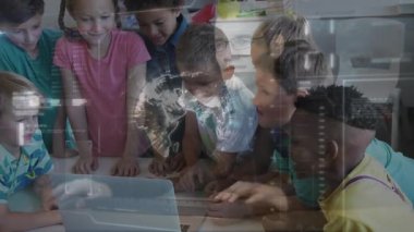 Öğretmenin dizüstü bilgisayarı yerleştirmesi, öğrencileri davet etmesi, küresel kodlama ve kod çıktısını ortaya çıkarması. Eğitim, işbirliği, teknoloji, yenilik, öğrenme, sınıf, çeşitlilik