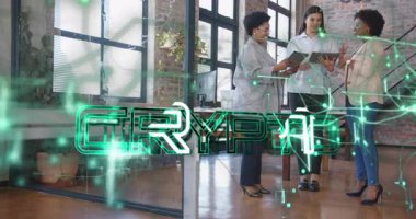 Tablet verilerini tartışan ve pazar eğilimlerini gösteren kripto şebekesini etkinleştiren üç kadın profesyonel. İşbirliği, teknoloji, yenilik, fütüristik, finans, ticaret, ağ