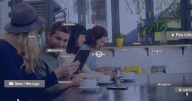 Kafede dört arkadaş, oyun çubuğuna, iletiye ve arkadaşa ek simge kaydırmaya neden olan cihazlara tıklıyor. İşbirliği, iletişim, bağlantı, teknoloji, sosyalleşme, modern, uysallık