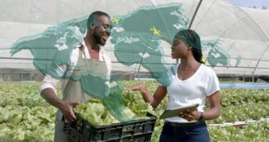 Marul kasası ve tablet haritası taşıyan sera ekibi ihracatı gösteren sarı uçakları gösteriyor. İşbirliği, tarım, teknoloji, sürdürülebilir, üretkenlik, yenilik, lojistik