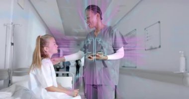 Hemşire tableti tıkırdatırken koğuştaki hastayı rahatlatıyor ve beyin hologram kodları üretiyor. Tıbbi, sağlık, teknoloji, yenilik, teletıp, dijital, gelecekçi