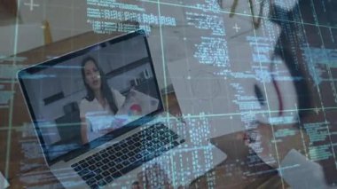 Adam teknoloji toplantısına katılıyor ve notlar alırken sunucu renk çarkını kod ile örtüyor. İşbirliği, iletişim, dijital, yenilik, profesyonel, teknoloji, çalışma alanı