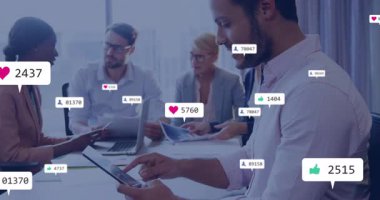 Pazarlama ekibinin kağıtları karıştırması sosyal medya sayaçlarının yükselmesine neden oluyor. İşbirliği, analitik, iletişim, dijital, takım çalışması, modern, yenilik