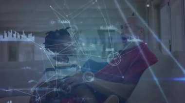 Torun, büyükbabaya VR kulaklığı veriyor. Baskıcı kontrolör, girdap teknolojisi grafikleri yapıyor. Aile, akıl hocalığı, yenilik, etkileşim, bağlantı, teknoloji, rahatlama