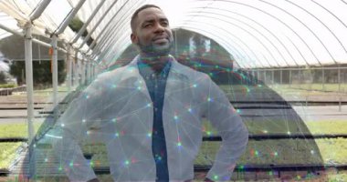 Tarım uzmanı verileri analiz eden dijital düğümler olarak sera büyümesini izliyor. Biyolog, yenilik, fütüristik, teknoloji, sürdürülebilirlik, araştırma, analitik