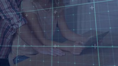 İş verileri için ortaya çıkan ızgara örtüsü ile tablet arayüzüne yaslanan meslektaşlar. İşbirliği, takım çalışması, dijital, modern, çalışma alanı, iletişim, arayüz