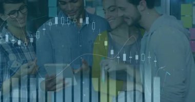 Ekonomik tablolar tablet telefon analizinin üzerinde kaybolurken iş arkadaşları cam duvarda toplanıyor. İşbirliği, takım çalışması, iş dünyası, dijital, yenilik, analitik, strateji