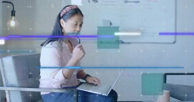 Kalem tıklatan dizüstü bilgisayar kullanan bir kadın teknik analiz için morumsu deniz mavisi veri örtüsünü tetikliyor. Teknoloji, yenilik, dijital, analiz, işbirliği, modern, çalışma alanı