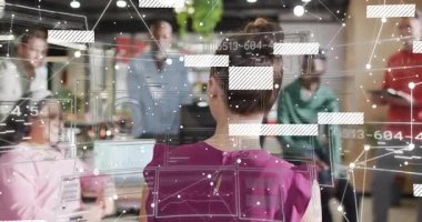 İş verilerini sunan kadın sunucu iş arkadaşlarıyla veri bloklarını birleştiriyor. İşbirliği, takım çalışması, yenilik, dijital, iletişim, profesyonel, modern