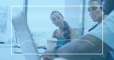 Adam izleme cihazını kullanarak yazmayı durduruyor, ekip teknik toplantıda kod dalga biçimi verilerini inceliyor ve inceliyor. İşbirliği, yenilik, veri, teknoloji, takım çalışması, çalışma alanı, modern